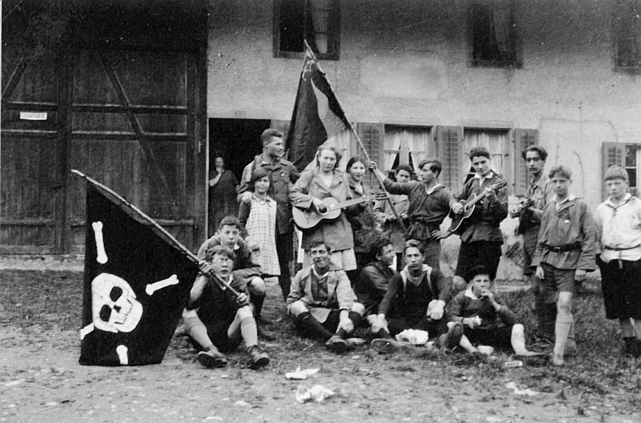 Wandervogel-Landsgemeinde in Kimenhof bei Embrach - Gruppenporträt der Wandervögel vor einem Gebäude - Flagge mit dem Piratensymbol