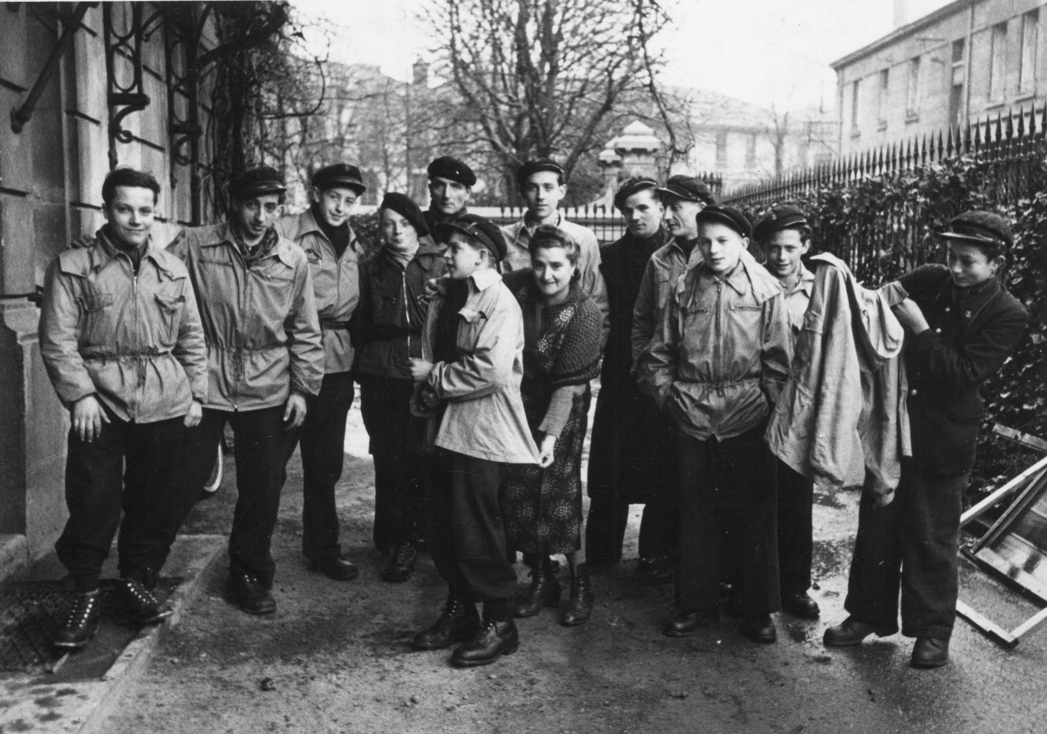 "Saint-Etienne, 1945. Die jungen Pöstler haben neue Windjacken von uns bekommen."