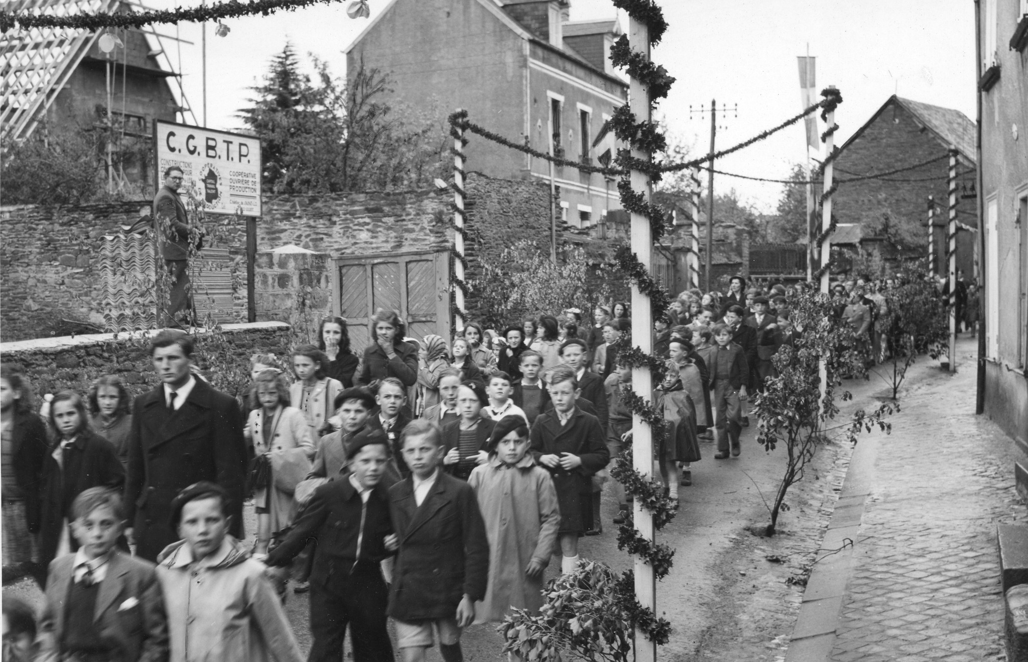 Ein festlicher Fussmarsch mit Kindern und Jugendlichen durch Saint-Lô