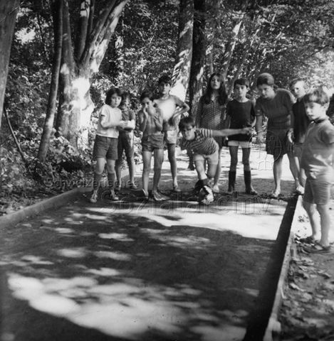 Bosco della Bella, Feriendorf für kinderreiche Familien - Kinder spielen Boccia; 1970