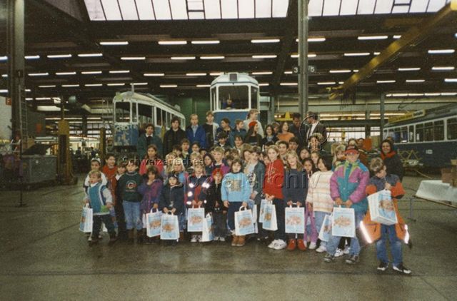 "Kinder besuchen Ihre Eltern am Arbeitsplatz" - VBZ-Zentral-Werkstatt, Gruppenfoto, Kinder in der Werkstatt; 1996