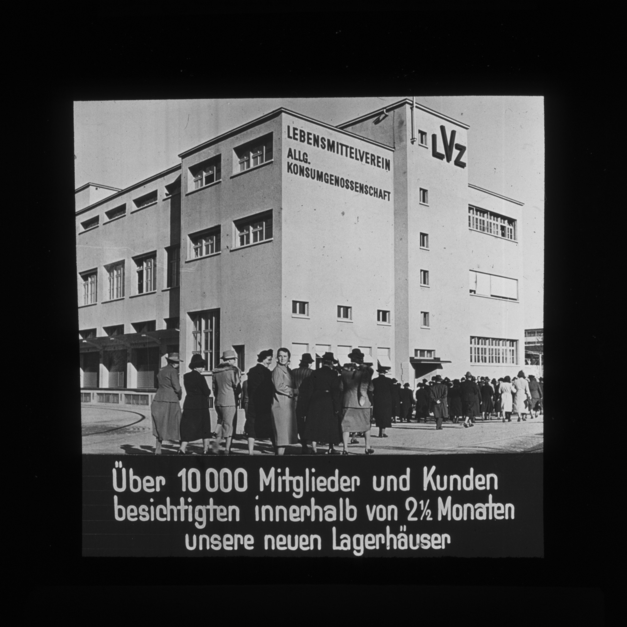 Dia: Lagerhaus, an der Turbinenstrasse davor vielen Menschen: "Über 10000 Mitglieder und Kunden besichtigen innerhalb von 2 1/2 Monaten unsere neuen Lagerhäuser".