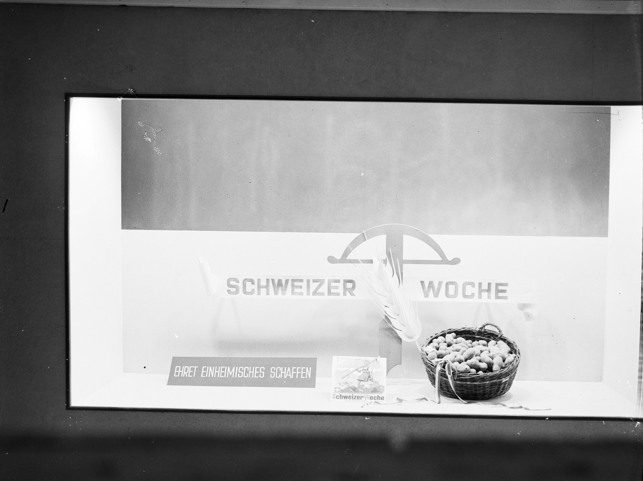 Schaufenster Filiale LVZ: "Schweizer Woche - Ehret einheimisches Schaffen"