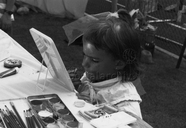 Spielbus in Gisikon - Mädchen schminkt sich vor Spiegel; 26.08.1989