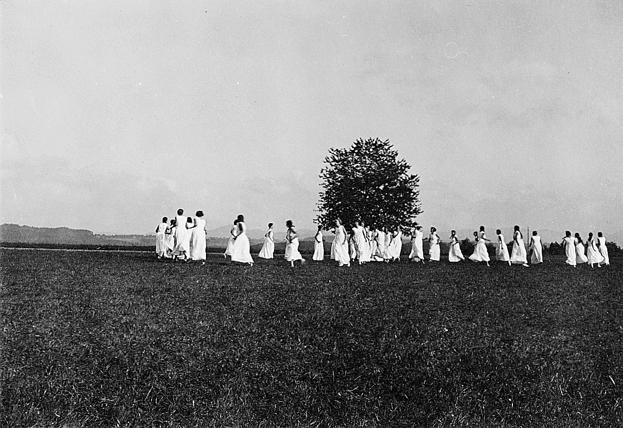 Herbsttreffen am Greifensee: In weiss angekleideten Mädchen tanzen auf der Wiese (1931)