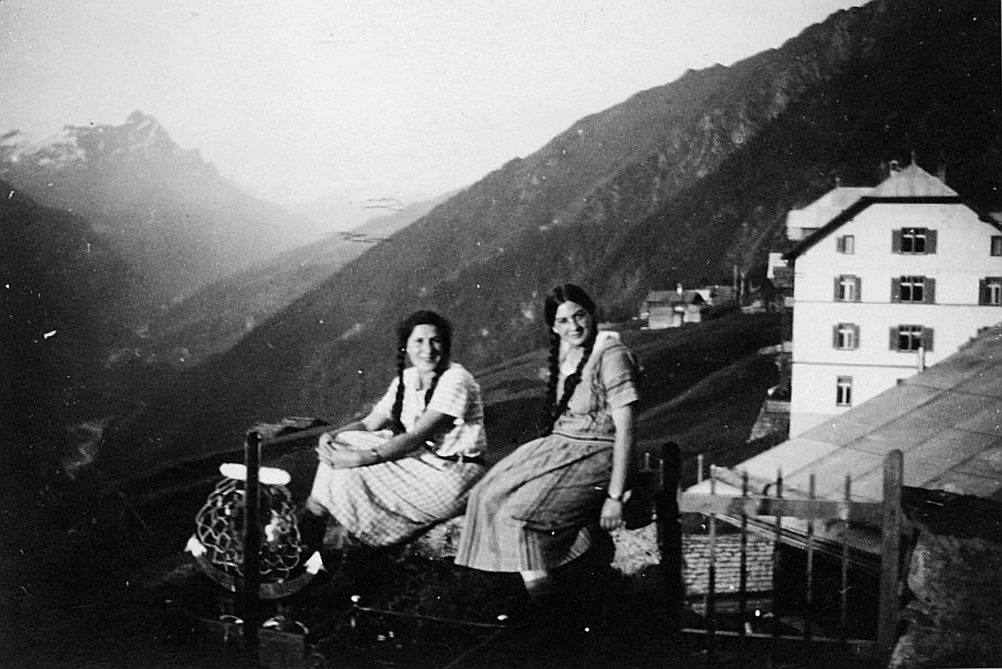 Wandervogel-Führerlager Egschi im Safiental: "Els und Vren auf der Friedhofmauer in Tenna" (1926)
