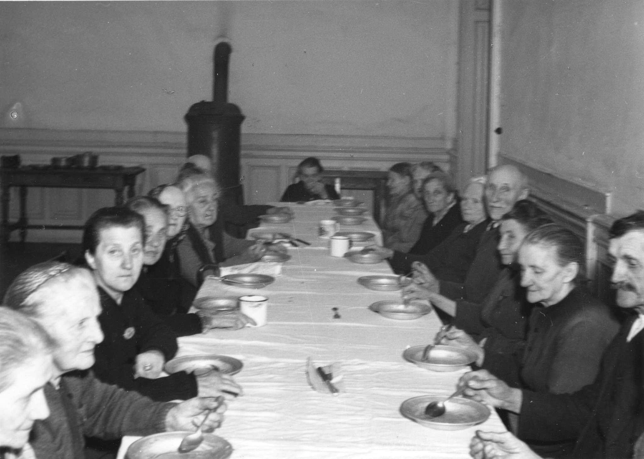 "Rekonvaleszentenheim für Flüchtlinge, Wien 17, Neuwaldegger Strasse 38, 5. Okt. 1949", alte Flüchtlinge beim Essen