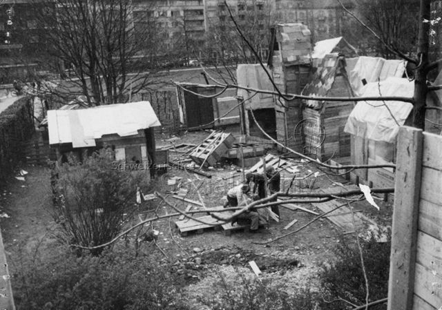 "Robinsonspielplatz Volta, Basel" - Kinder beim Bauen einer Hütte; 1972