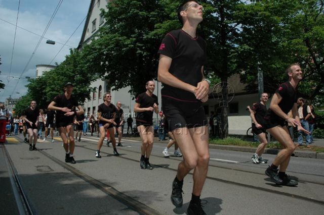 Christopher-Street-Day (CSD) 2005: "Go for YES" (04.06.2005, Zürich) – Tanzauftritt, "Ja& Oui& Si&." auf den Seiten der Shirts