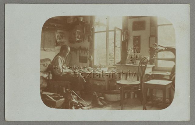 Schuhmacher in Werkstatt, um 1920
