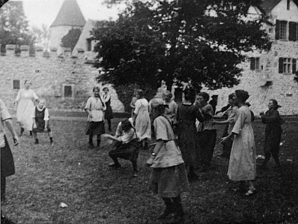 Wandervogel-Landsgemeinde beim Schloss Hallwil - Wandervögel spielen (vermutlich) auf der Wiese (Pfingsten 1920)