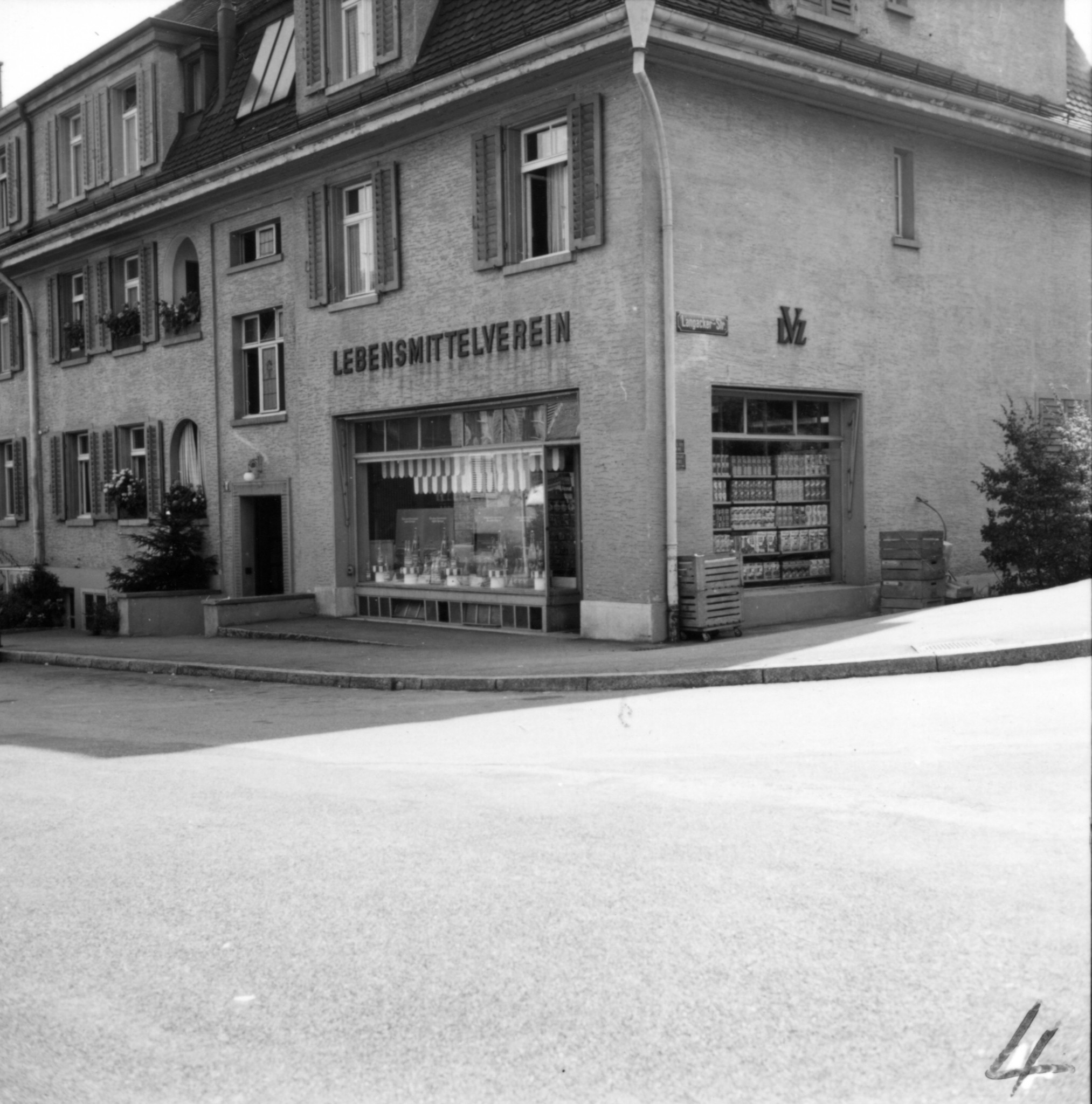 Laden des Lebensmittelvereins Zürich in Küsnacht (Dorfstrasse 18 oder Seestrasse 183): Aussenansicht