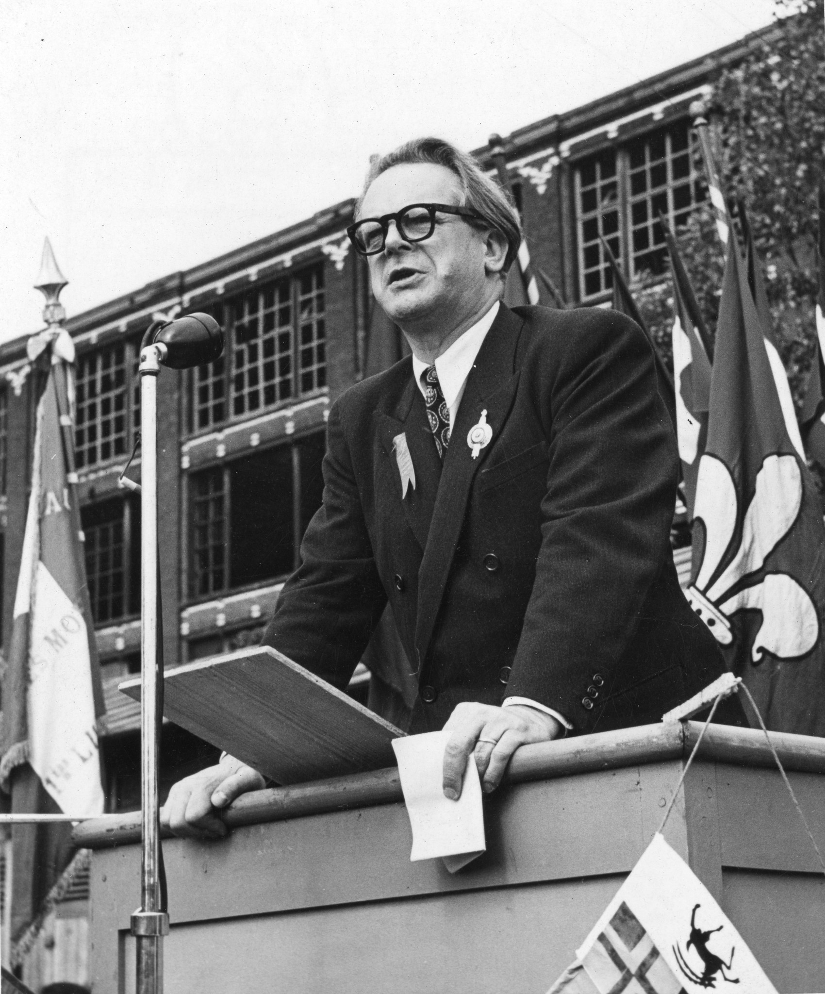 Denis Cordonnier, Bürgermeister von Lille, am Rednerpult eine Rede haltend