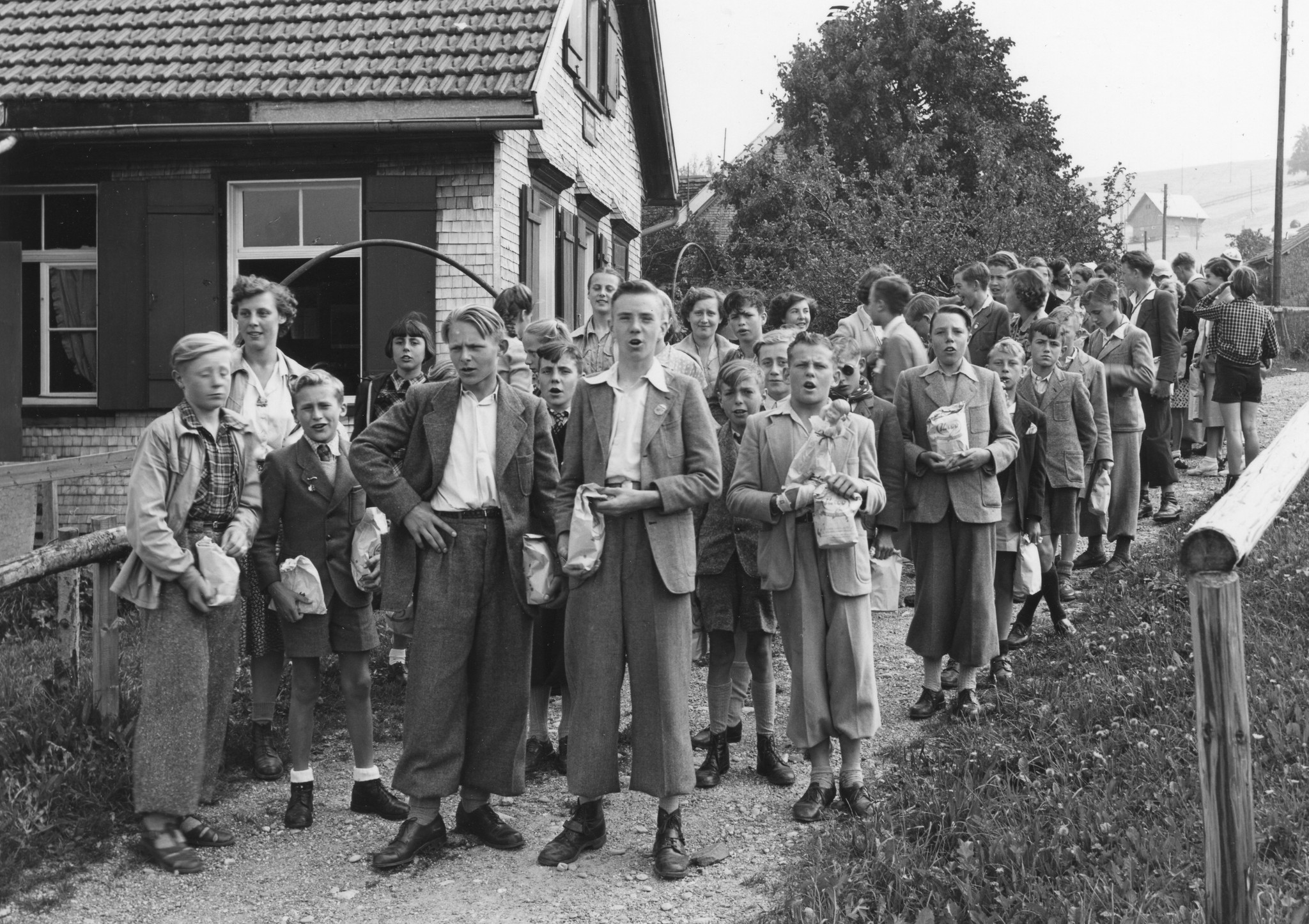 "Friedberg, Grub App. Belgierkolonie, Sommer 1950"; Kinder stehen vor dem Haus und singen (vermutlich zum Abschied)