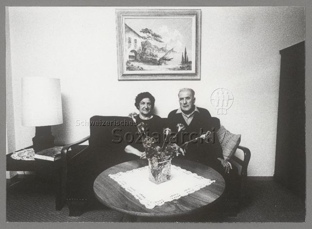 Ehemaliger Spanienkämpfer Hans Nüssler und seine Frau (?) im Wohnzimmer, 1973 oder 1974