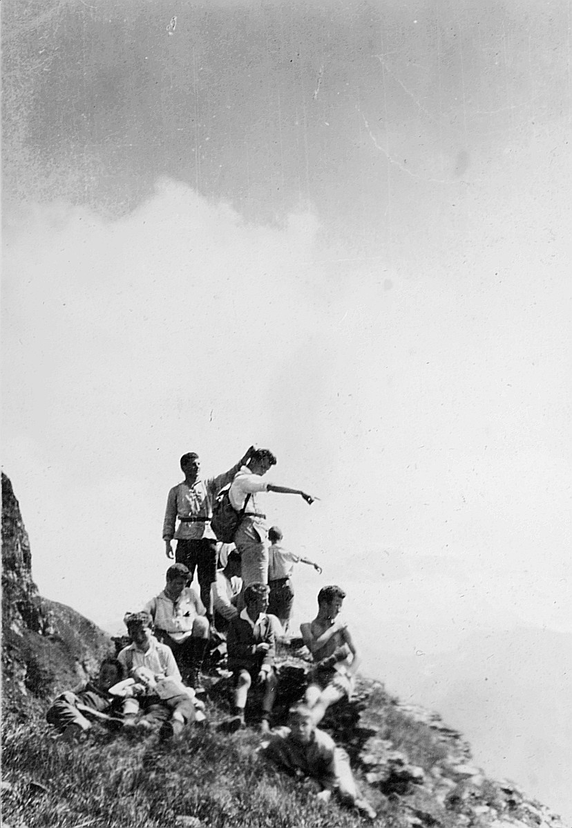 Rast der Wandervögel während einer Wanderung in die Berge in der "Ferienwoche Weissenberge" (ob Matt, in Sernftal) (1924)