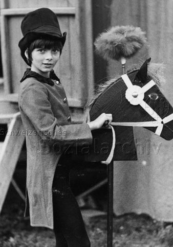 "FZA Zirkus" - Junge mit einem Steckenpferd; um 1970