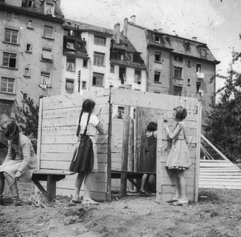 "Bauspielplatz Wipkingen", Zürich - Mädchen beim Hüttenbauen; um 1965