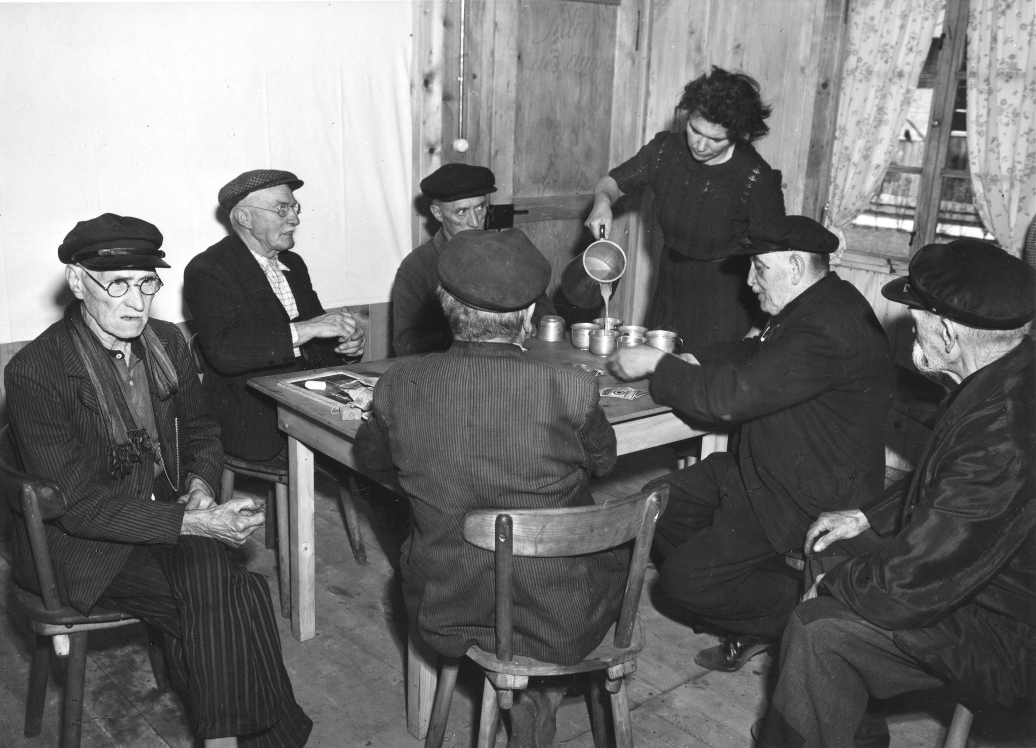 "Fives [Stadtviertel von Lille, Nord-Pas-de-Calais] Mai 1947 Foyer Populaire", Arbeiter im SAH-Sozialzentrum