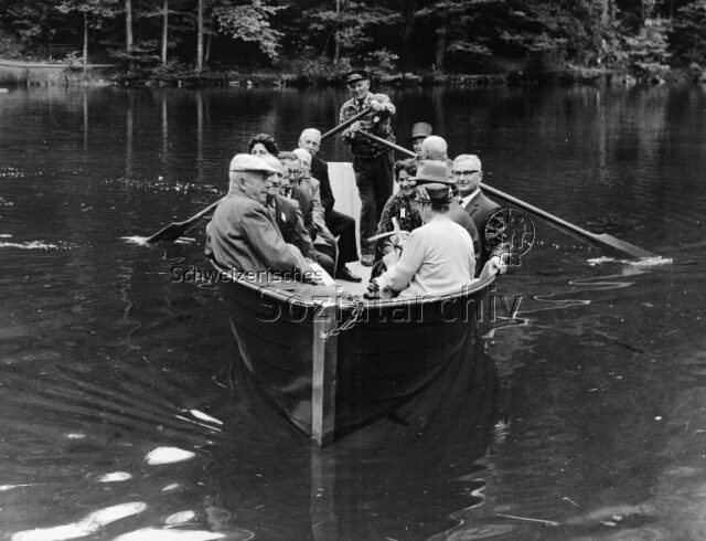 125 Jahre Holzarbeiter Zürich SBHV: Ausflug und Festessen (1. Juni 1964) - Gruppe, rudernd