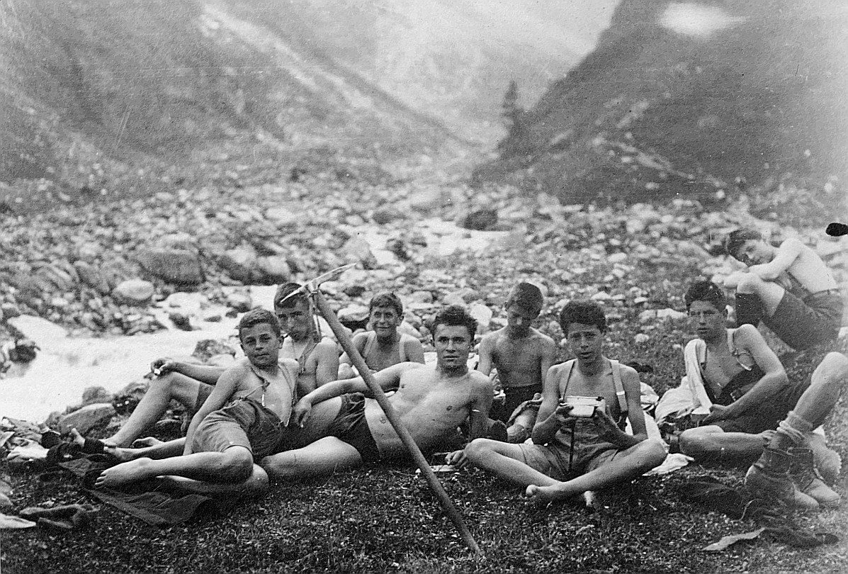 Rast hinter Elm - Wandervögel mit nacktem Oberkörper sitzen und liegen am Ufer eines Flusses in den Bergen (Sommer 1922)