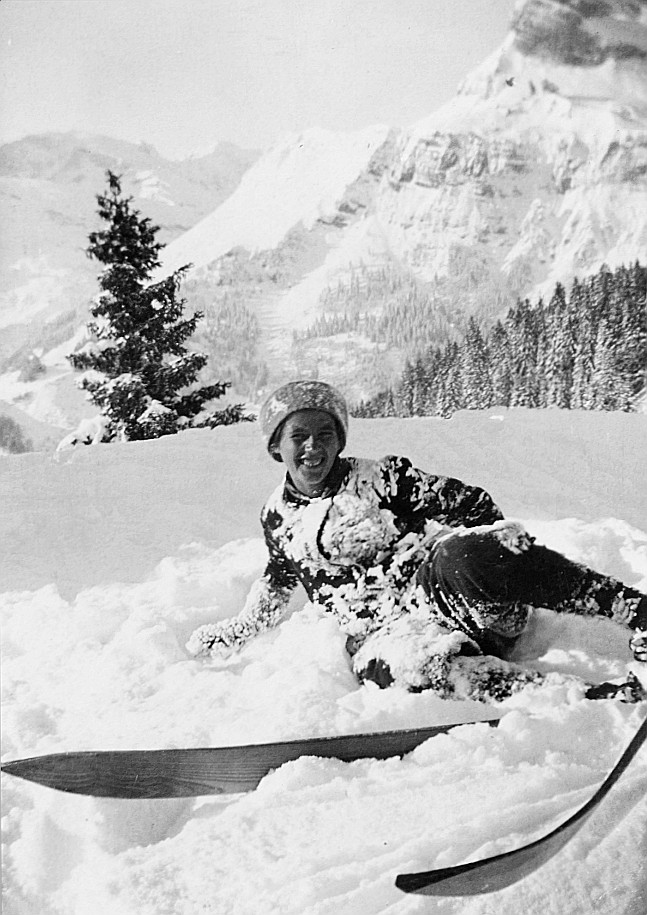 Einzelporträt Sophie Zoller (Wandervogel-Mädchen der Ortsgruppe Zürich) mit den Skis auf dem Schnee sitzend (Februar 1916)