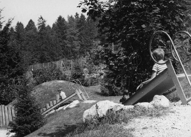 "Spielplatz Schaan, erbaut von Herrn Trachsel" - Kinder auf Rutschbahnen; 1973