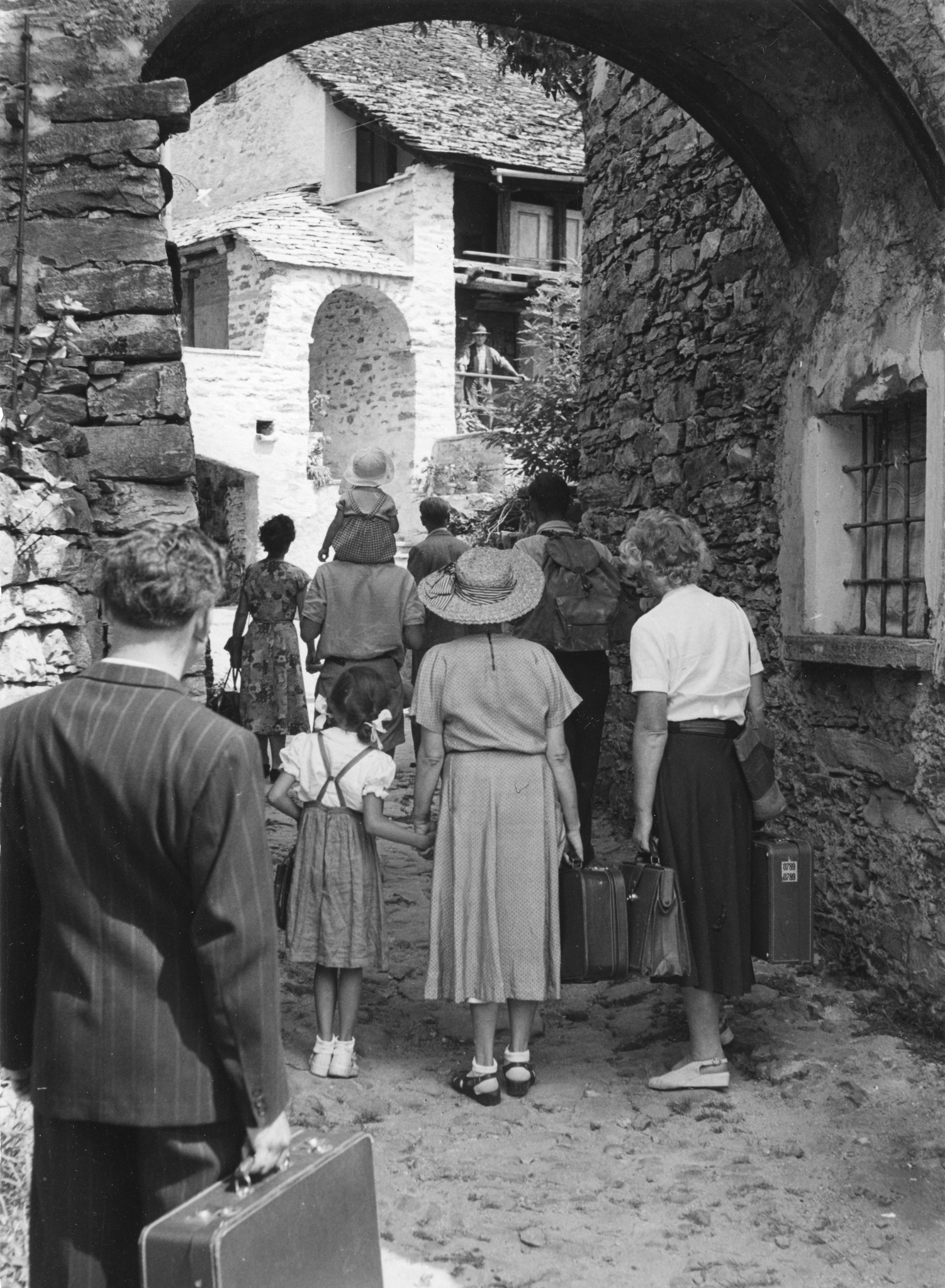 Eine Gruppe von Personen kommt in Cavigliano an
