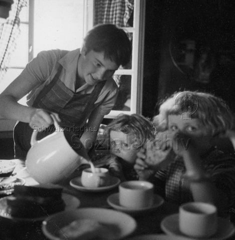 Praktikantinnenhilfe - "Frieda ist in einer Bergbauernfamilie eingesprungen, damit die Mutter sich von der Geburt des 9. Kindes erholen könne"; um 1965