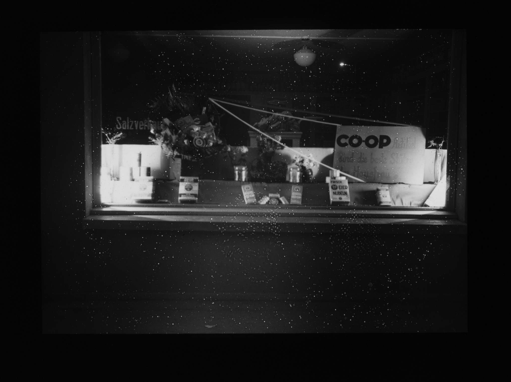 Dia: Schaufenster eine COOP/LVZ-Filiale.