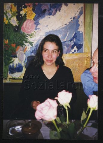 Abendessen, Nathalie Seitz im Fokus, drei Rosen