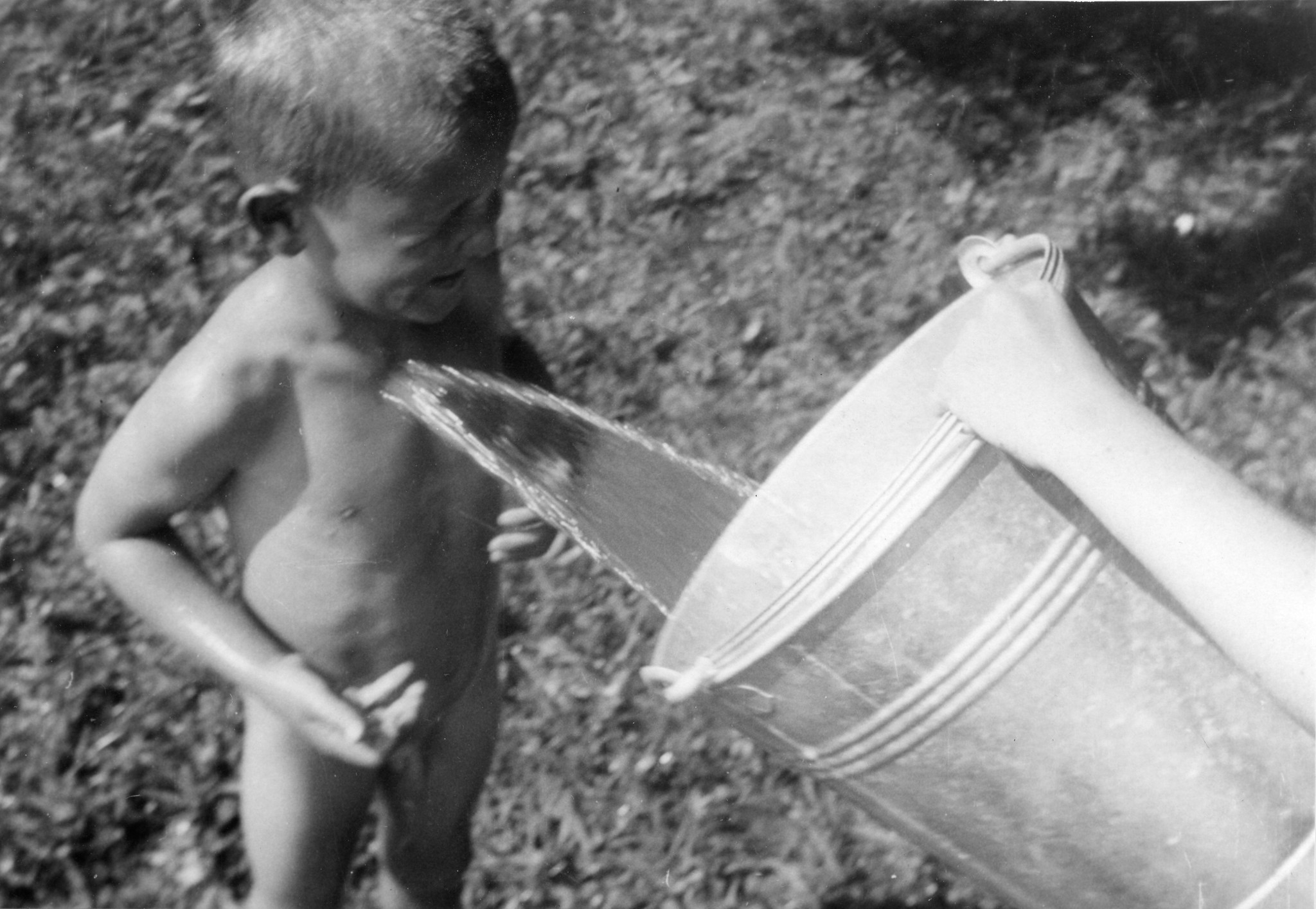 Ein Knabe mit mit einem Korb Wasser gewaschen