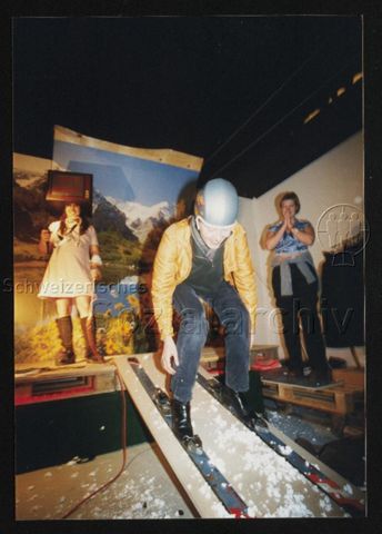 Performance, Gruppe GMAM (München/Berlin), Person fährt auf Ski vom Podest