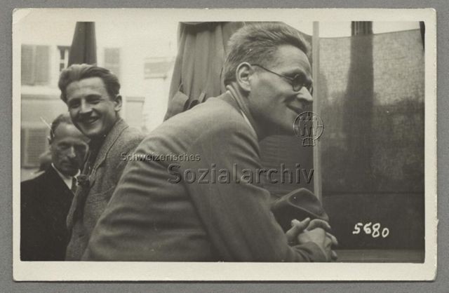 1. Mai, Kundgebung der Kommunistischen Partei (KP), Redner Jakob (Tomi) Lechleiter (2.v.l.) und Robert Krebs (vorne), Münsterhof, Zürich, 1935