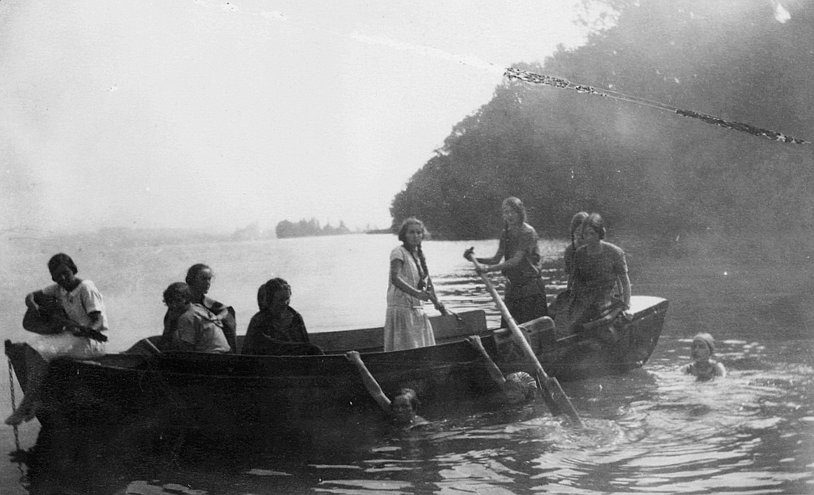 Maitli Gautag Lutzelau sitzen auf einem Ruderboot und rudern - Badende Mädchen im Zürichsee (1926)