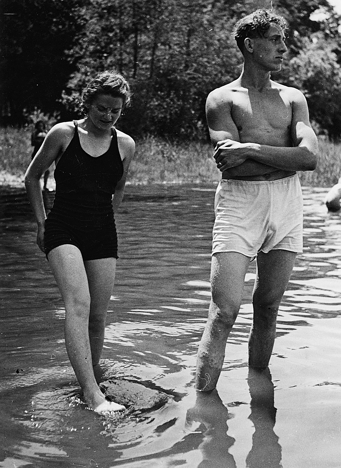 Zwei Wandervögel mit Badeanzug stehen im Wasser (vermutlich in einem See) (1935)