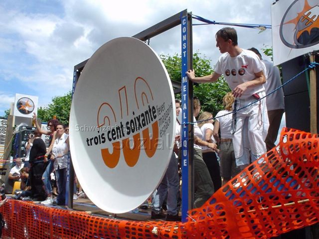 Pride Romande 2004 (10.07.2004, Genf) – Umzugswagen: "360 – trois cent soixante – fever magazine espace"