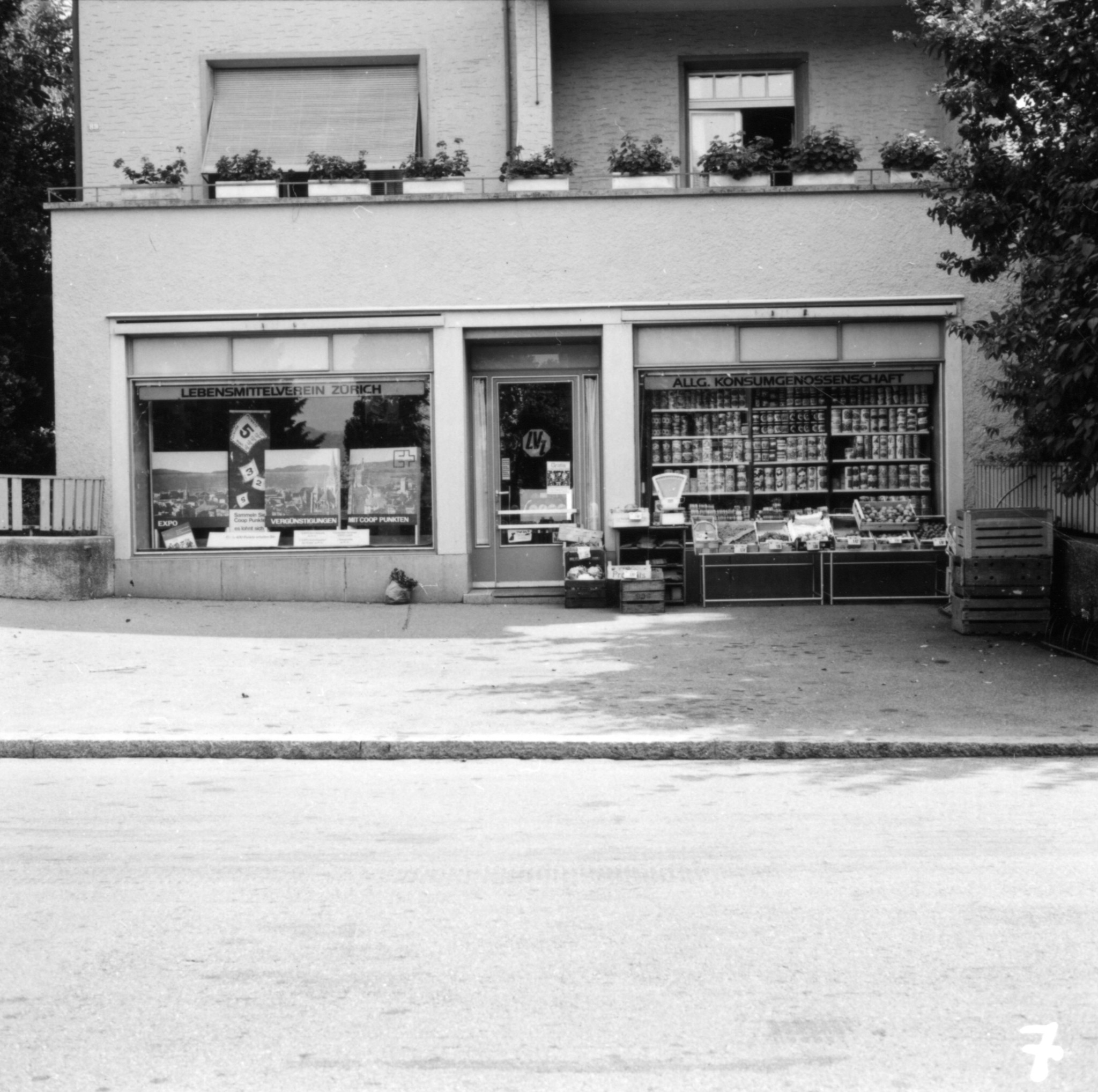 Laden des Lebensmittelvereins Zürich an der Zürichstrasse 89 in Goldbach / Küsnacht: Aussenansicht