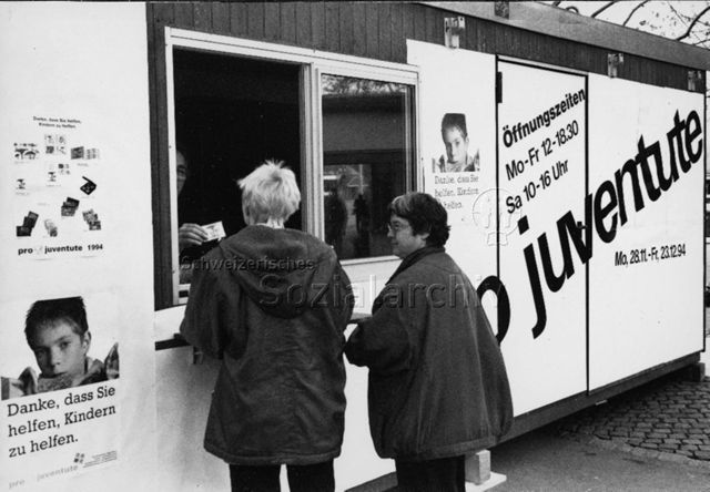 Marken- und Kartenverkaufsstand, wahrscheinlich am Bellevue in Zürich - Zwei Frauen beim Kauf; 1994