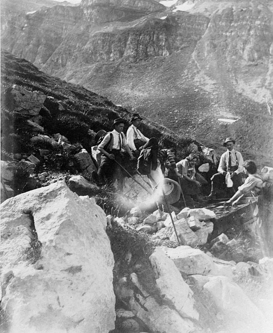 Zindlenspitz Am Quell - Rastende Wandervögel während einer Wanderung - Ein Wandervogel die Hände in einem Brunnen legend (1912)