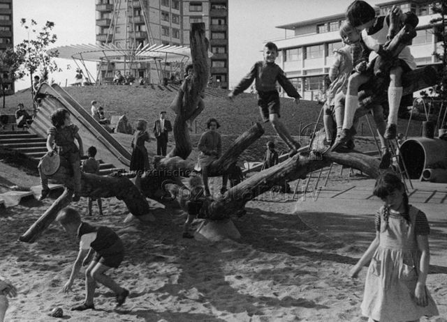 Spielplatz Heiligfeld, Letzigraben Zürich - Kinder beim Spielen auf einem natürlichen Klettergerüst; um 1960