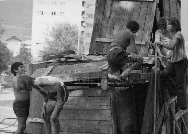 "Robinsonspielplatz Spreitenbach AG" - Kinder beim Spielen, Holzhütte; 1973