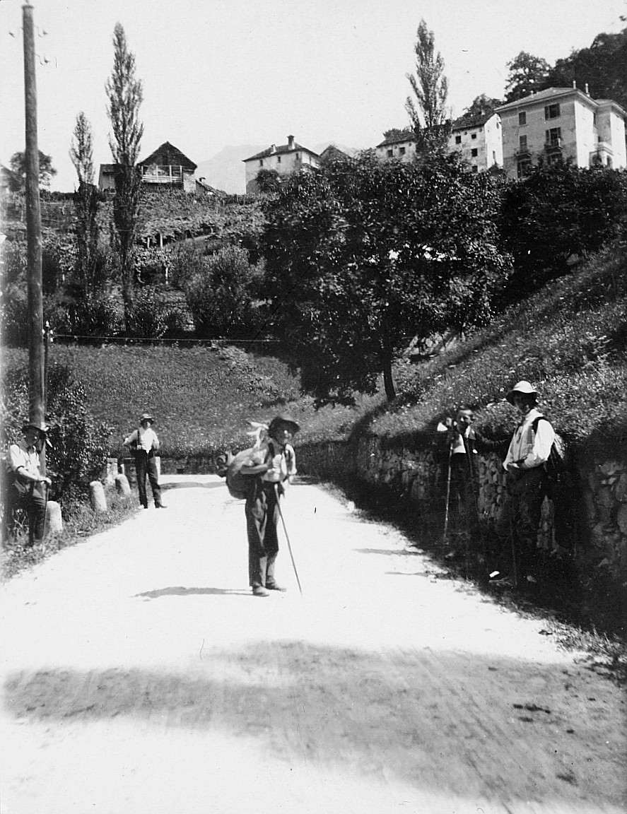 Wandervögel auf einem Schotterweg bei Olivone (Bleniotal) - Grosse Fahrt von Emmi Bloch (1887-1978) (1910)