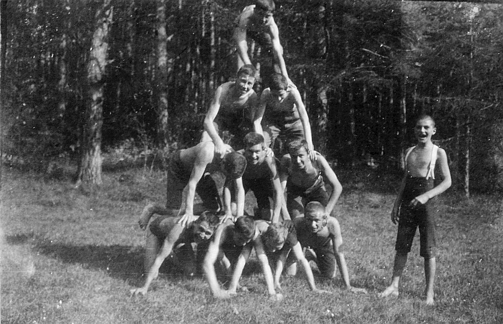 Wandervögel bilden einen Menschenturm auf der Wiese (1920)
