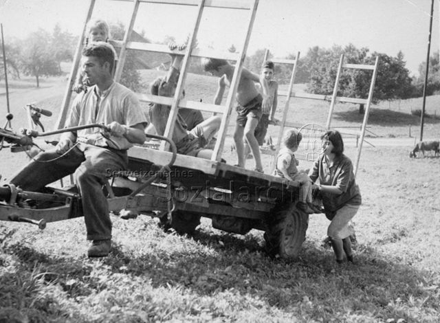 Praktikantinnenhilfe - "Ein Gewitter ist am Himmel. 'Alle Mann auf Deck!' Wer wollte zurückbleiben, wenn sogar das 'Fräulein' mit aufs Feld kommt"; um 1965