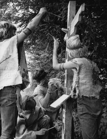 "Auslandschweizerkinder" - Kinder spielen Indianer und bemalen einen Marterpfahl; 1972