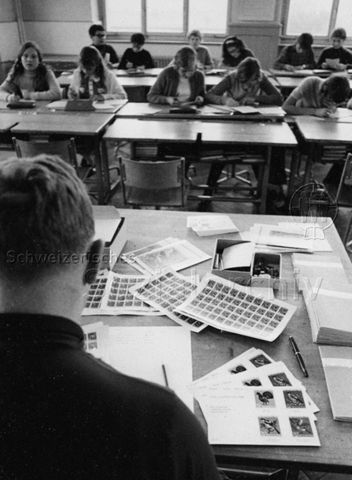 "4. Schulklasse, W. Schmid, Zürich-Altstetten - Vorbereitung des Markenverkaufs"; 1968