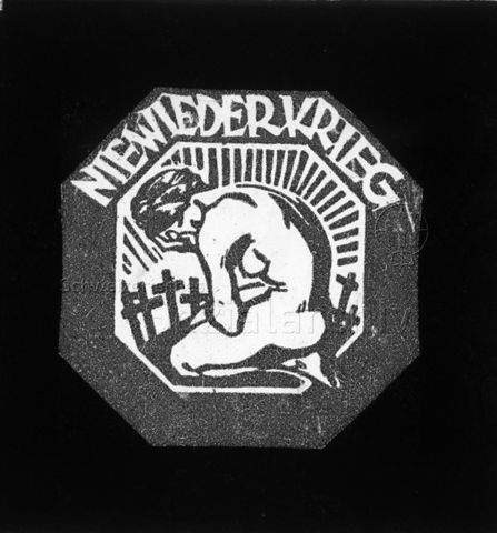 "Nie wieder Krieg", trauernder Mensch vor Kreuzen, um 1920