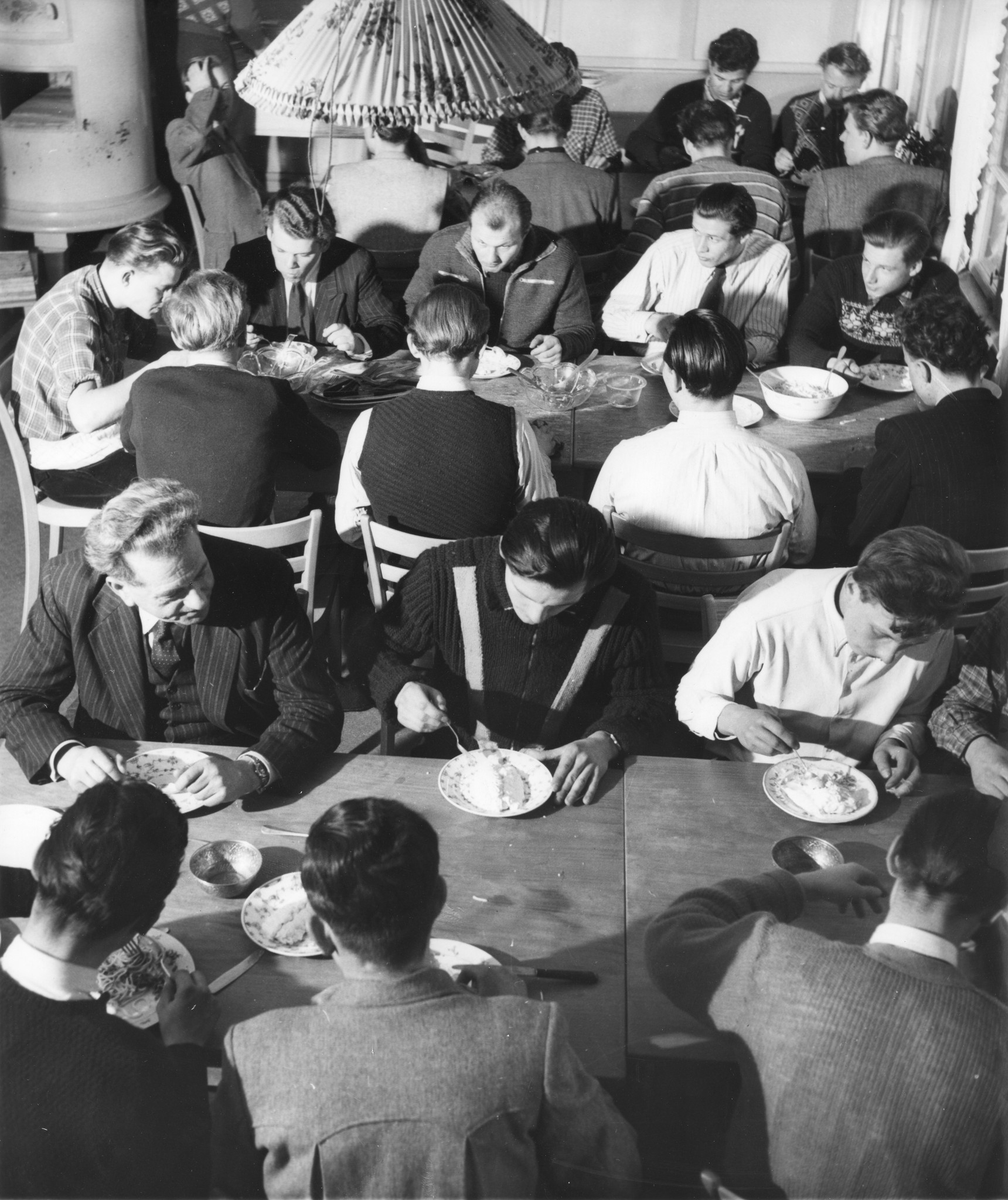 Erholungsaktion für jugendliche deutsche Flüchtlinge im Ferienhaus Lindenbühl 1952/1953; Jugendliche beim einer gemeinsamen Mahlzeit