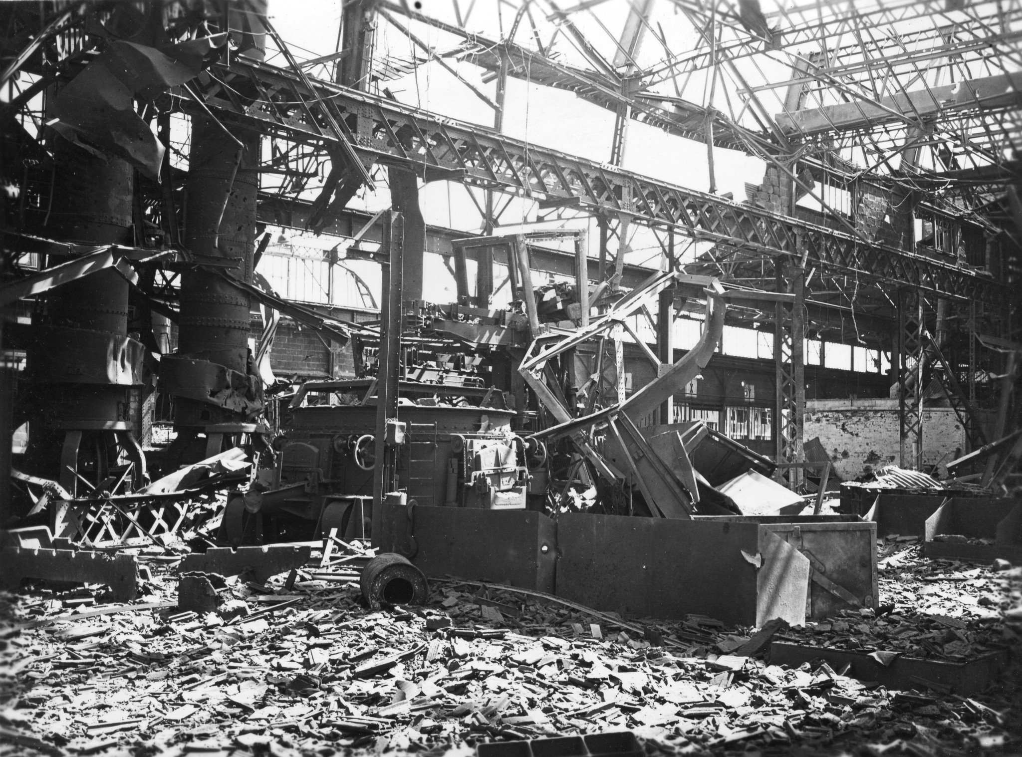"Lyon, Usines Berliet. Four électrique fonderie fonte.", Zerbombter Giessereiofen in Lastkraftwagenwerke